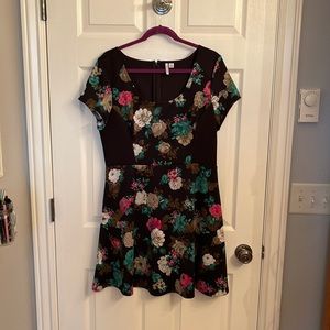 Spring cutie!! Short sleeve, back zip, black w/ floral scuba dress. Elle size 16